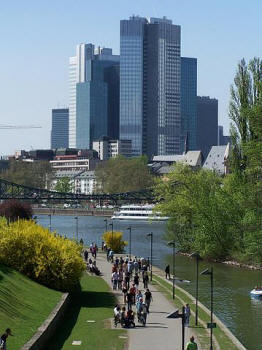 Der Eurotower im Frankfurter Bankenviertel